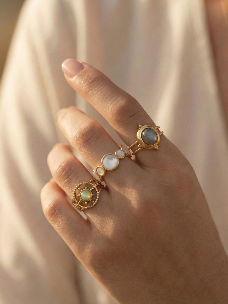 Aurora Calma Ring getragen - goldener Perlmutt Ring am Finger - Handmodel