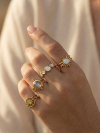Ring Aurora Calma Gold getragen - Damenring mit Perlmutt am Finger