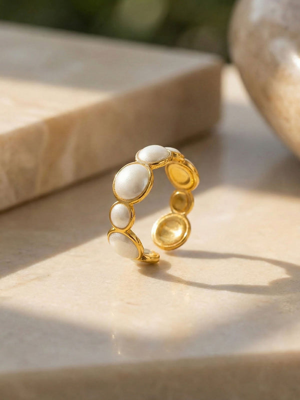 Ring Aurora Calma Gold - eleganter Schmuck auf Marmor mit Pflanzen