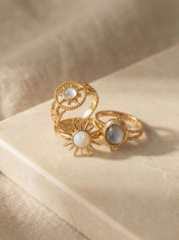 Ring Aurora Filo Detail - vergoldeter Ring mit grauem Labradorit zwischen Fingern - Nahaufnahme