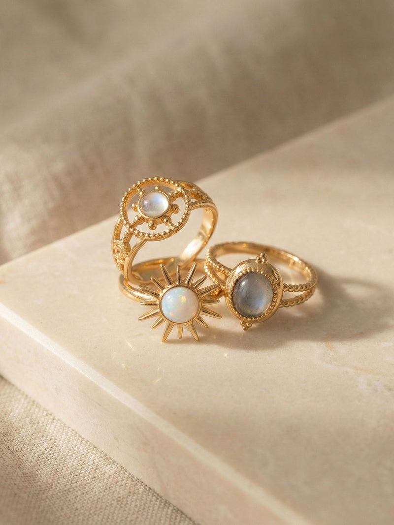 Ring Aurora Filo Detail - vergoldeter Ring mit grauem Labradorit zwischen Fingern - Nahaufnahme