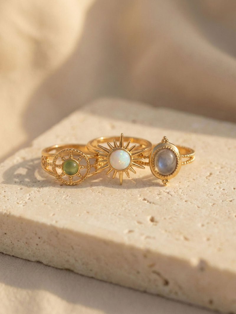 Ring Aurora Notte Gold Handdetail - Vergoldeter Opalring an Damenhand Nahaufnahme