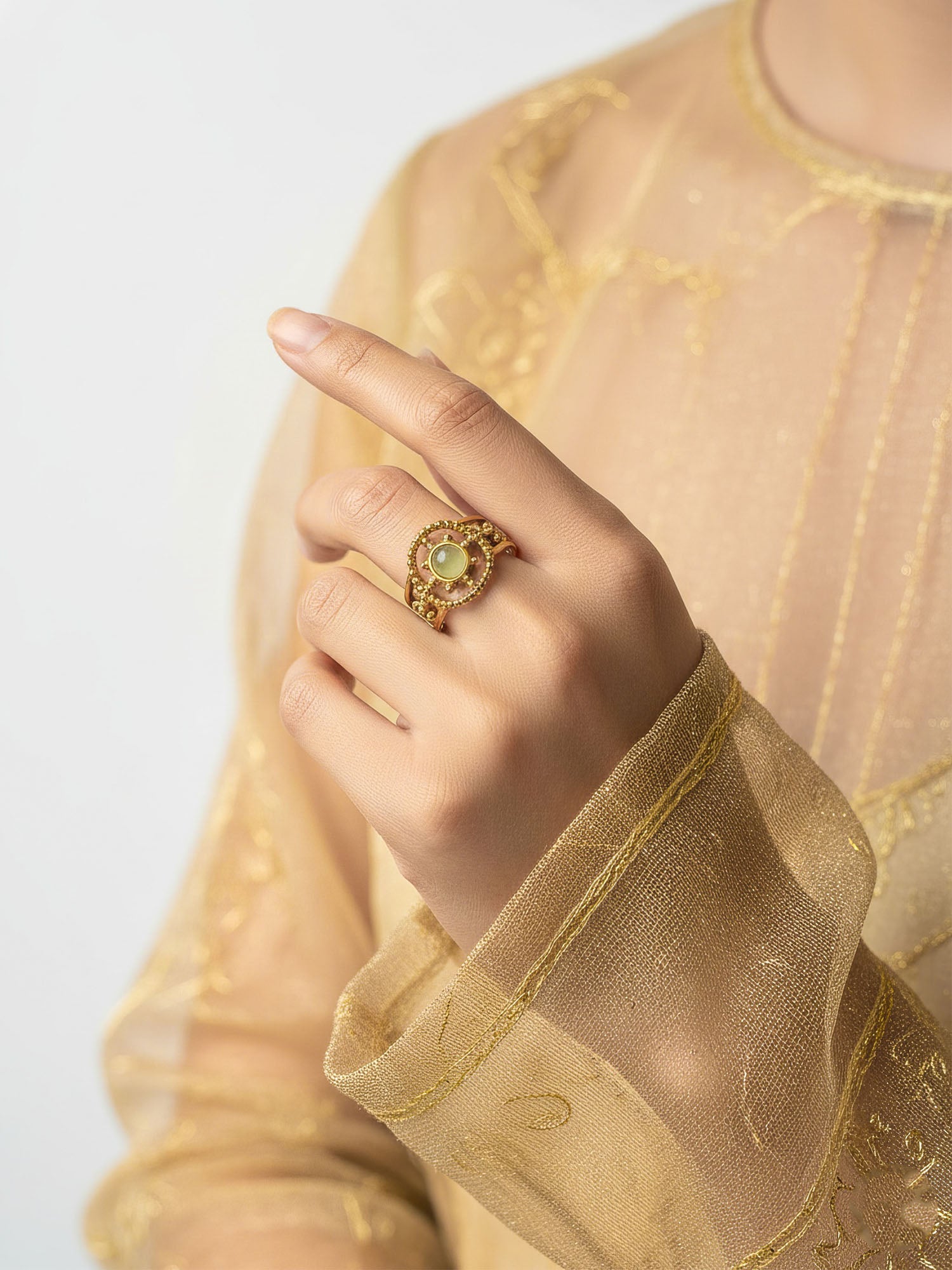 Ring Aurora Notte Gold elegant getragen - Boho Damenring mit goldenem Outfit