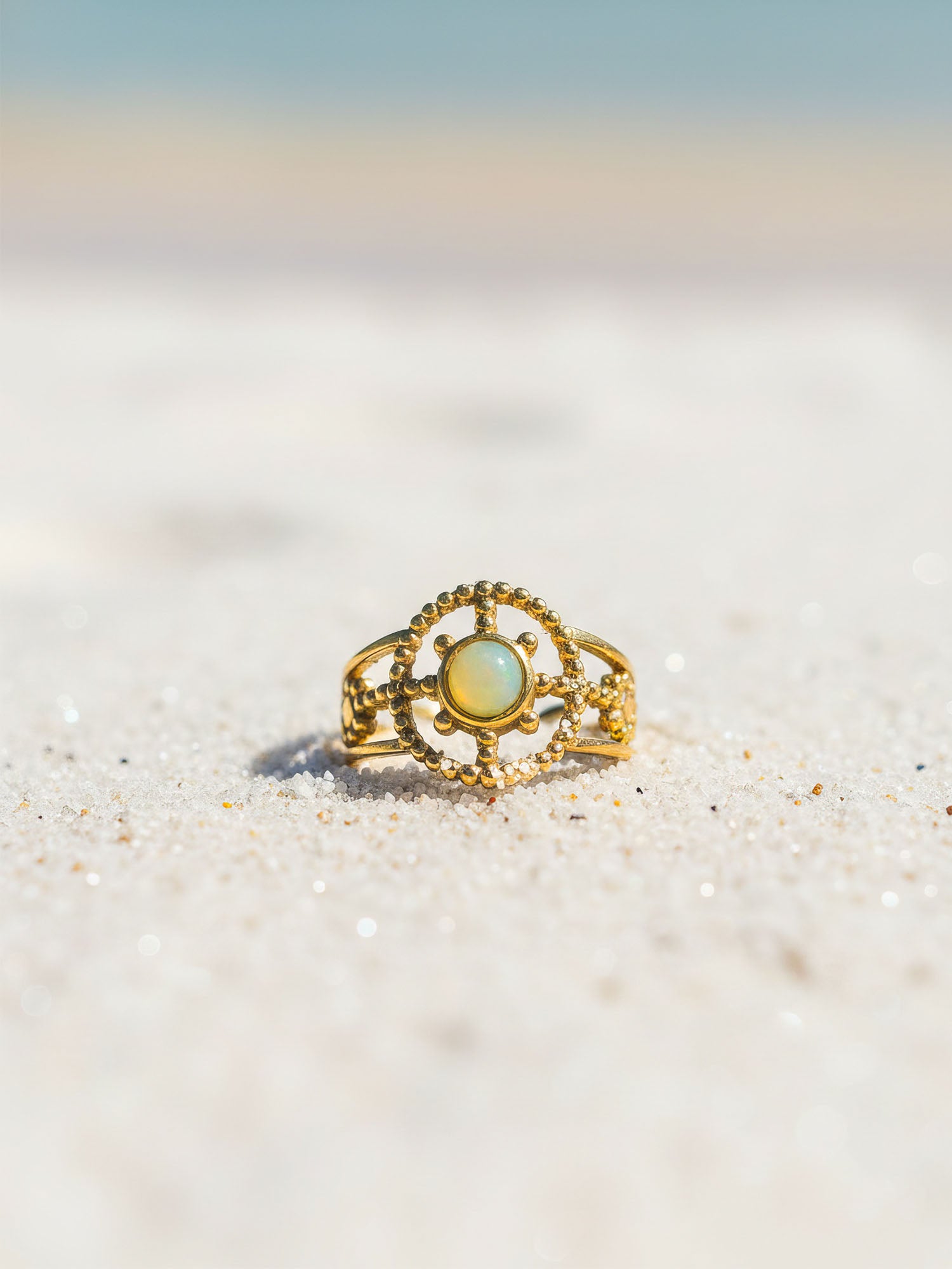 Aurora Notte Goldring am Strand - eleganter Damenring mit Opalstein Lifestyle Foto