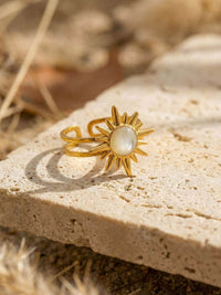 Ring Aurora Sole Sonnendesign - goldener Damenring in natuerlicher Umgebung