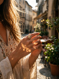 Ring Émaille Floral – Blüten-Émaille Coral – Lifestyle-Foto