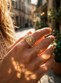 Ring Émaille Floral – Blüten-Émaille Coral – Lifestyle-Foto