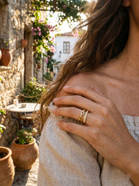 Ring Link Architect – Urbane Doppelkette Gold – Lifestyle-Foto