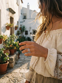 Ring Link Architect – Urbane Doppelkette Silber – Lifestyle-Foto