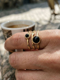 Ring Obsidiana Dreifach-Bandring Gold Detail-Nahaufnahme
