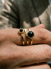 Ring Obsidiana Dreifach-Bandring Gold Handansicht Nahaufnahme