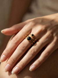 Ring Obsidiana Dreifach-Bandring Gold Handansicht Nahaufnahme