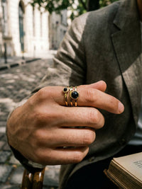 Ring Obsidiana Dreifach-Bandring Gold Lifestyle-Setting im Cafe