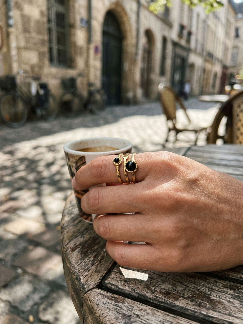 Ring Obsidiana Dreifach-Bandring Gold Lifestyle-Setting im Cafe