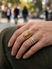 Ring Opulenz Detail Rosenquarz Stein und goldene Fassung Nahaufnahme am Finger Nemomatheo