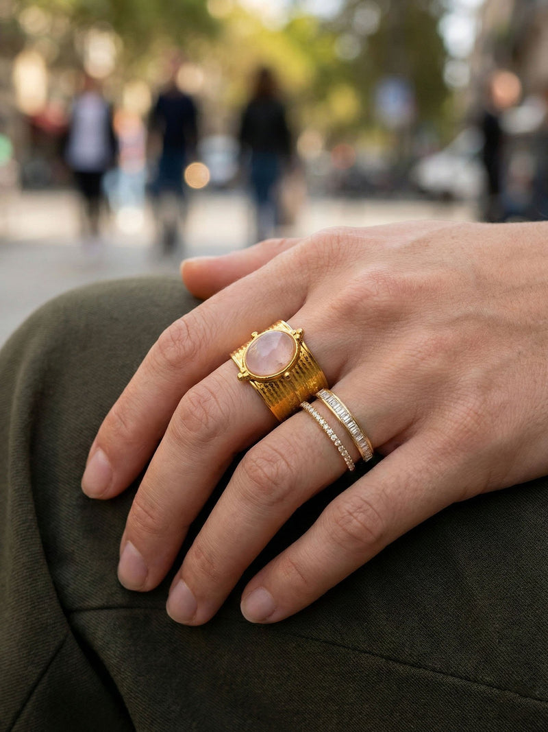 Ring Opulenz Detail Rosenquarz Stein und goldene Fassung Nahaufnahme am Finger Nemomatheo