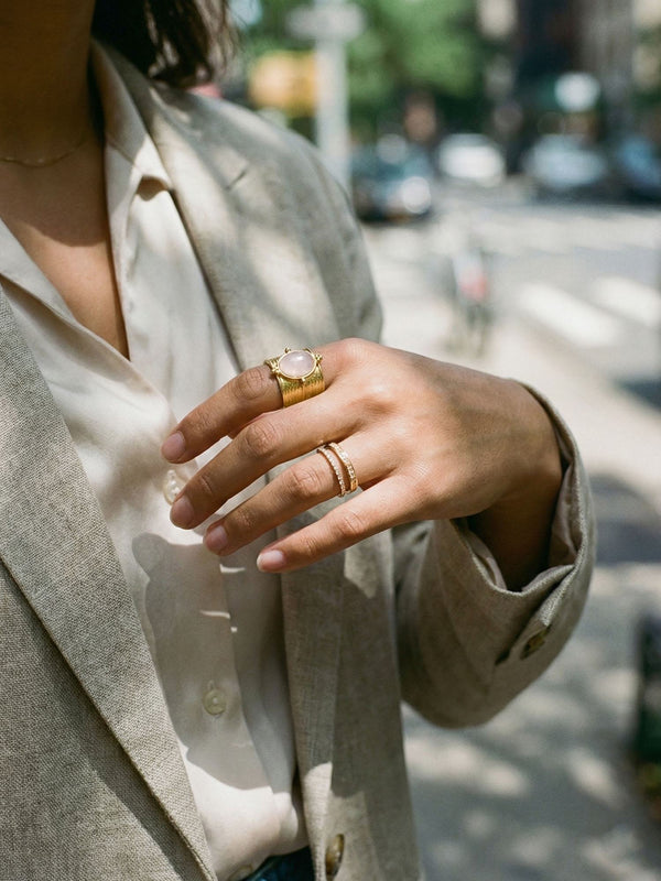 Ring Opulenz Rosenquarz Ring getragen Lifestyle Stadtszene eleganter Look Nemomatheo