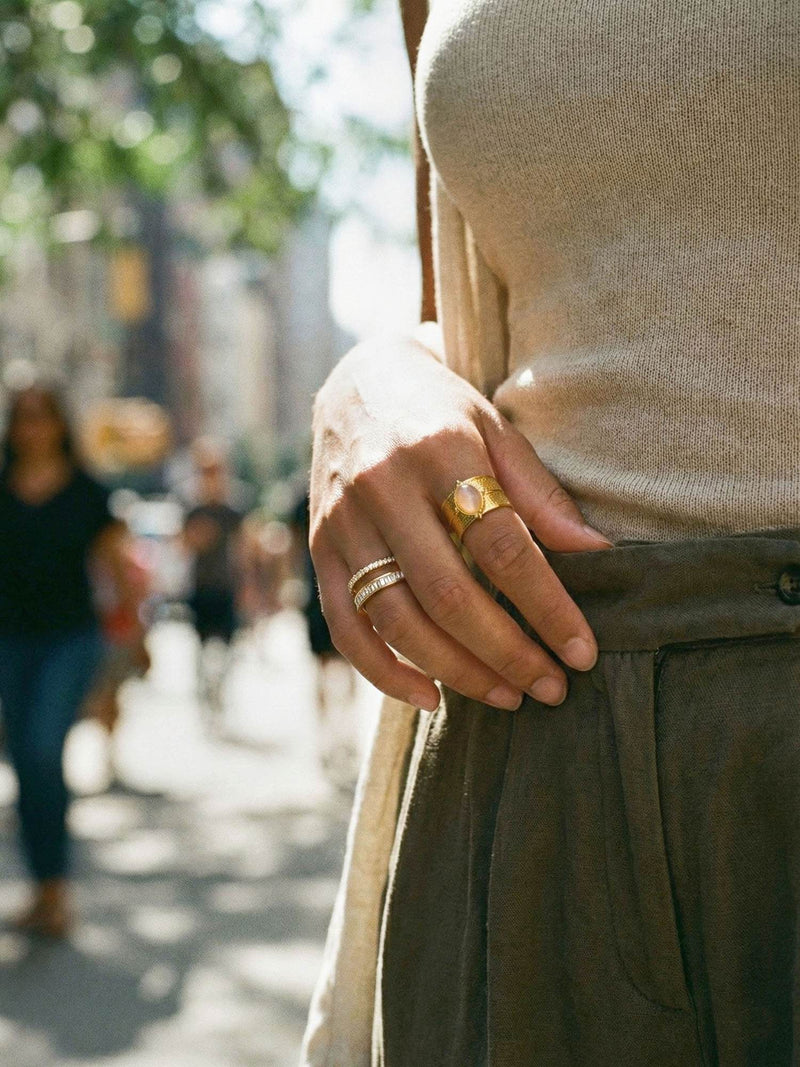 Ring Opulenz getragen in der Stadt Lifestyle Fotografie goldener Statement Ring Nemomatheo
