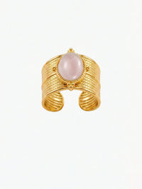 Ring Opulenz Frontalansicht 18K vergoldet breiter offener Ring mit Rosenquarz Nemomatheo