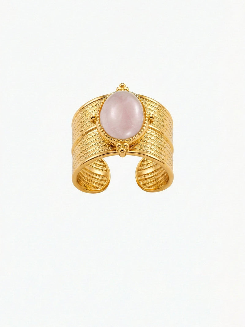 Ring Opulenz Frontalansicht 18K vergoldet breiter offener Ring mit Rosenquarz Nemomatheo