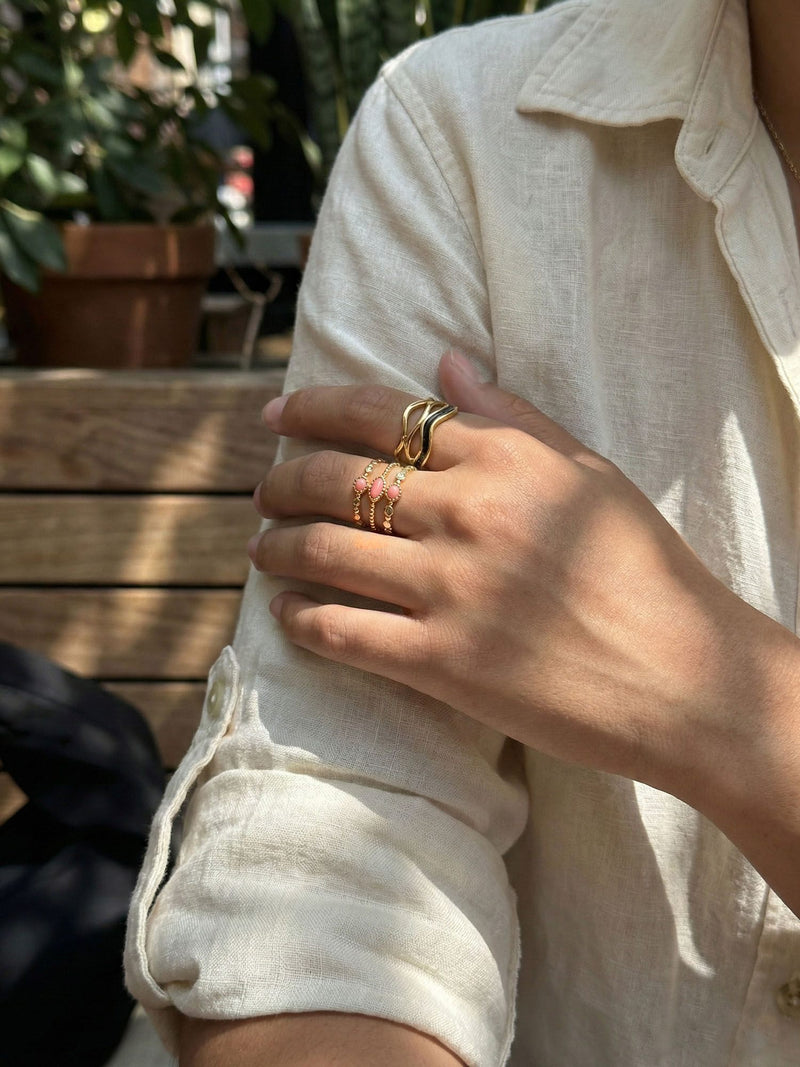 Ring Schichttraeume Lifestyle getragen Outdoor natuerliches Licht Boho Schmuck Nemomatheo
