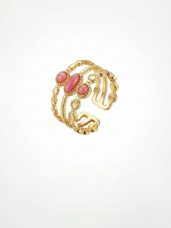 Ring Schichttraeume dreifacher Steinring 18K vergoldet mit Rhodochrosit auf weissem Hintergrund Nemomatheo