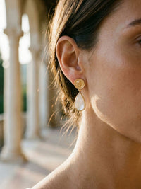 Roma Tropfen Ohrringe getragen – Model traegt elegante Muenz-Ohrringe mit Perlmutt-Anhaenger