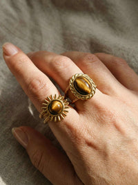Rope Circle Ring Styling – vergoldeter Tigerauge-Ring im natuerlichen Boho-Look