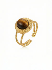 Rope Circle Ring Produktfoto – vergoldeter Boho-Ring mit geflochtenem Seil-Design und Tigerauge-Cabochon auf weissem Hintergrund