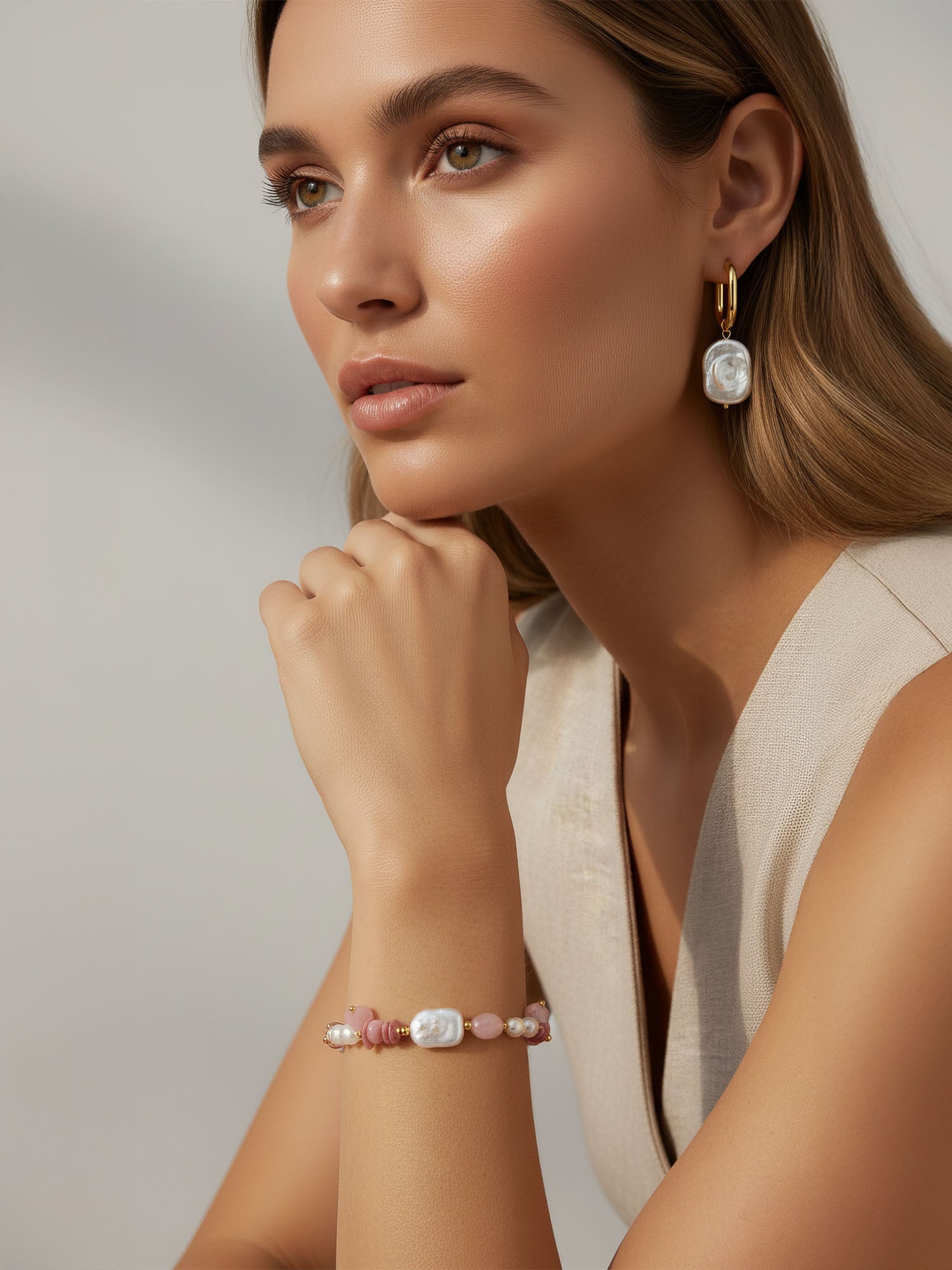 Rosengarten Armband Lifestyle getragen – Frau mit rosa Rhodonit-Armband und Perlen-Ohrringen elegantes Portrait