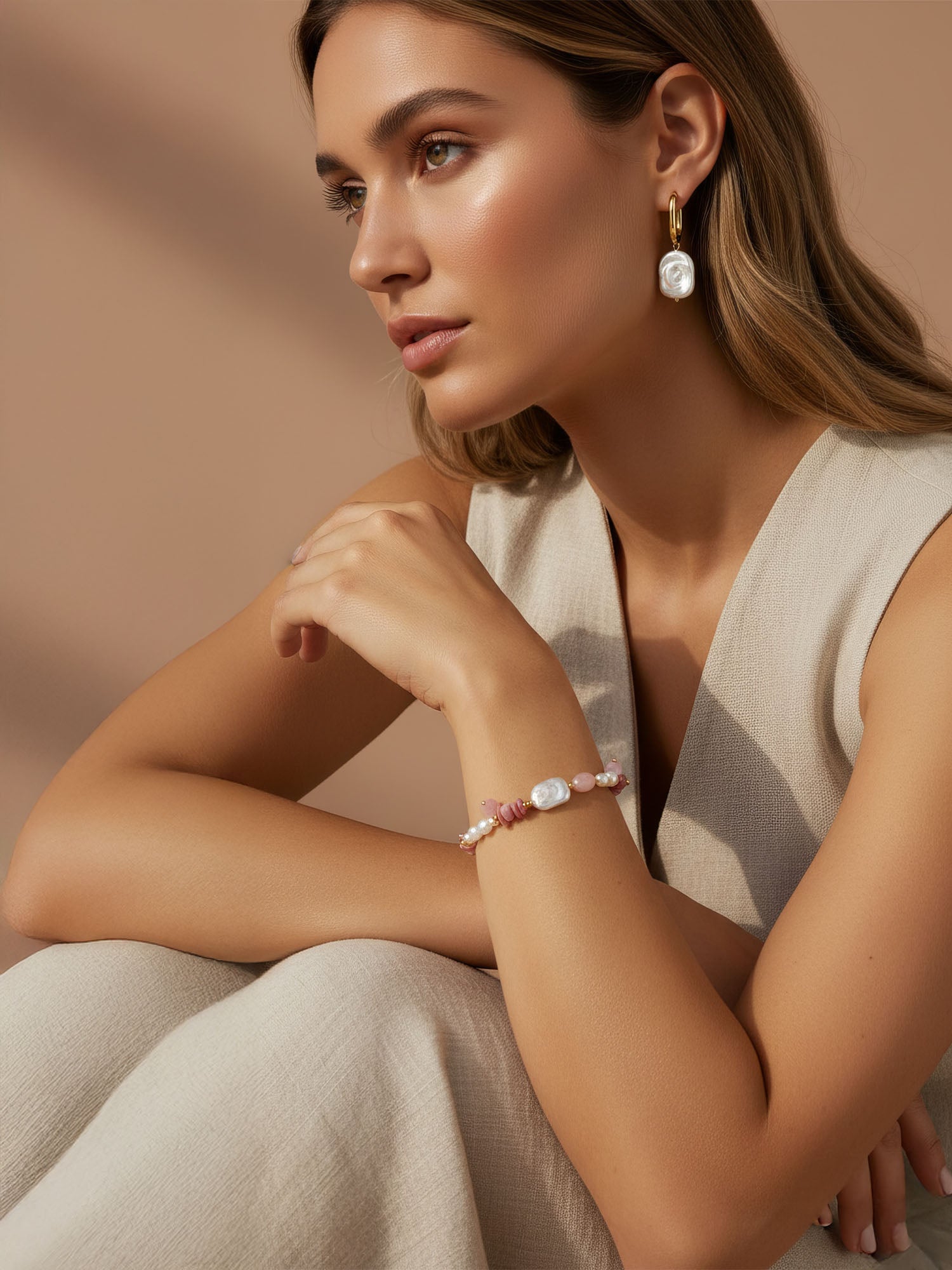 Rosengarten Armband am Handgelenk – handgefertigtes Rhodonit-Perlen-Armband Trageansicht im Alltag