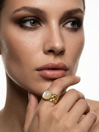 Royal Cushion Statement-Ring Gold am Finger getragen