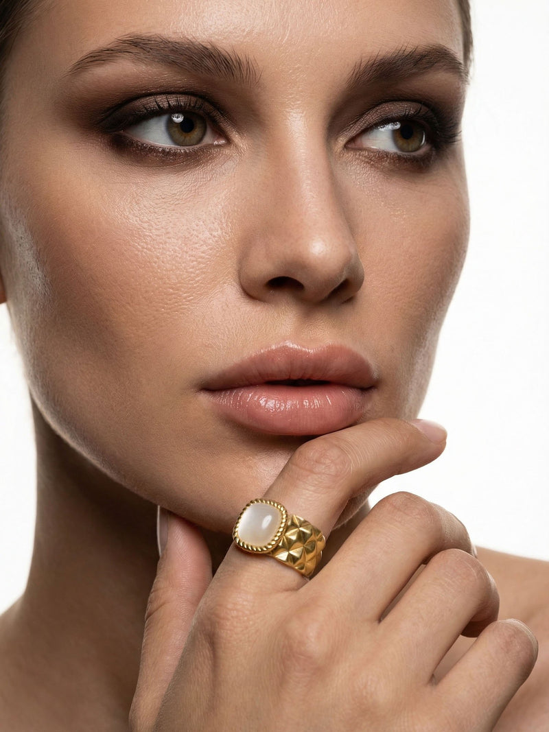 Royal Cushion Statement-Ring Gold am Finger getragen