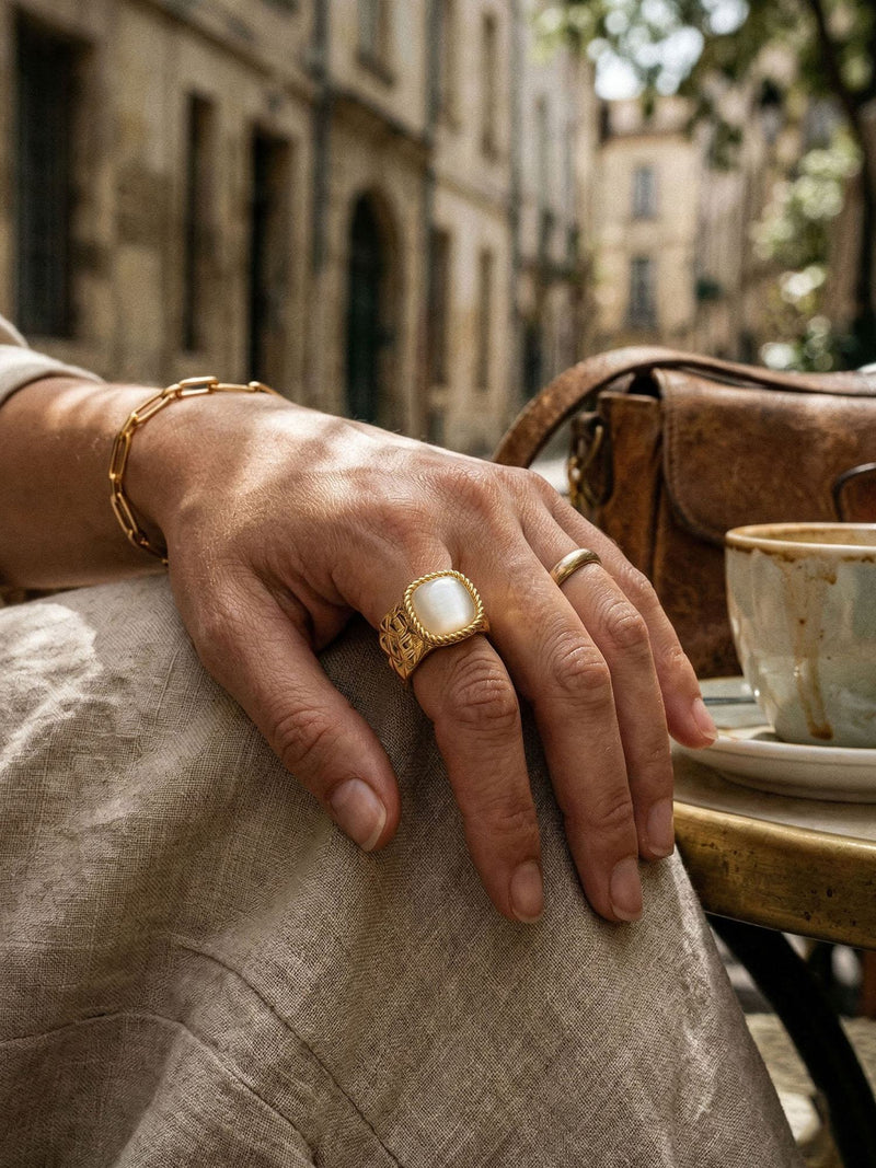 Royal Cushion Statement-Ring Gold Handansicht im Lifestyle-Setting