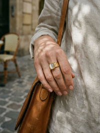 Royal Cushion Statement-Ring Gold Handansicht im Lifestyle-Setting