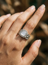 Royal Cushion Statement-Ring Silber Handansicht im Lifestyle-Setting