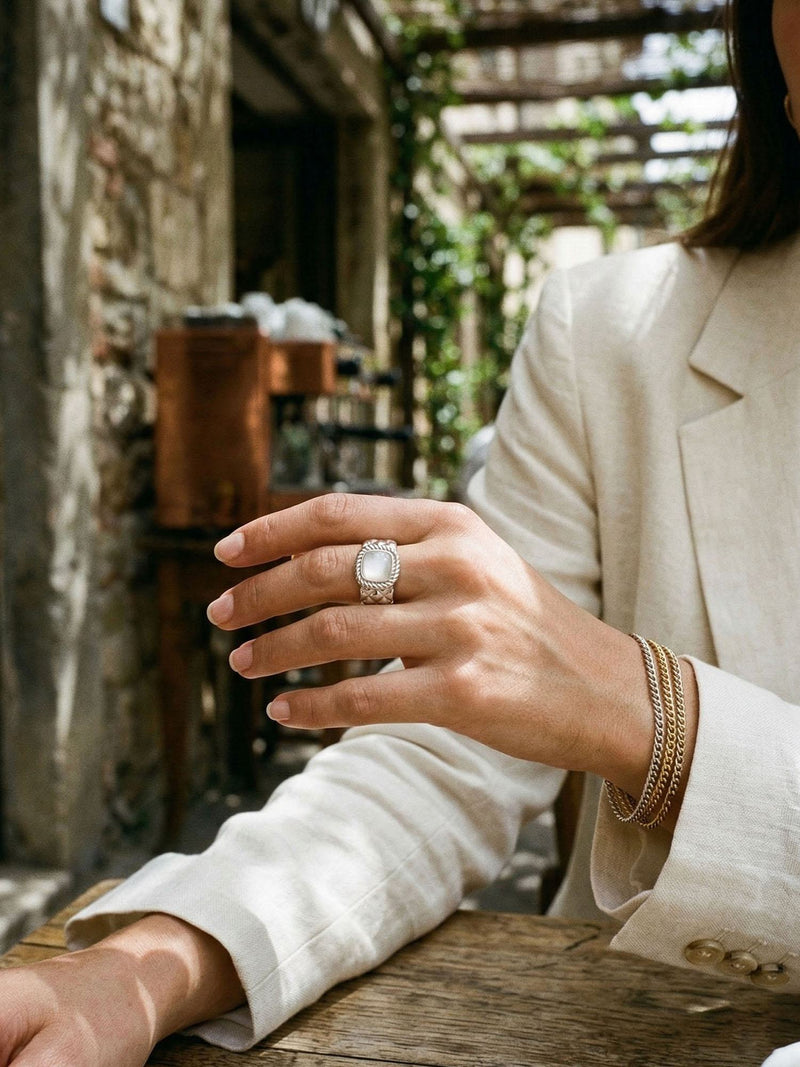 Royal Cushion Statement-Ring Silber Handansicht im Lifestyle-Setting