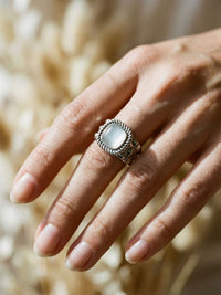 Royal Cushion Statement-Ring Silber Handansicht im Lifestyle-Setting