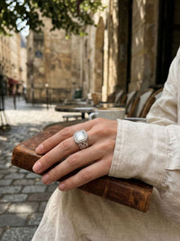 Royal Cushion Statement-Ring Silber Handansicht im Lifestyle-Setting