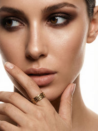Sacred Knot Keltischer Ring Gold am Finger getragen