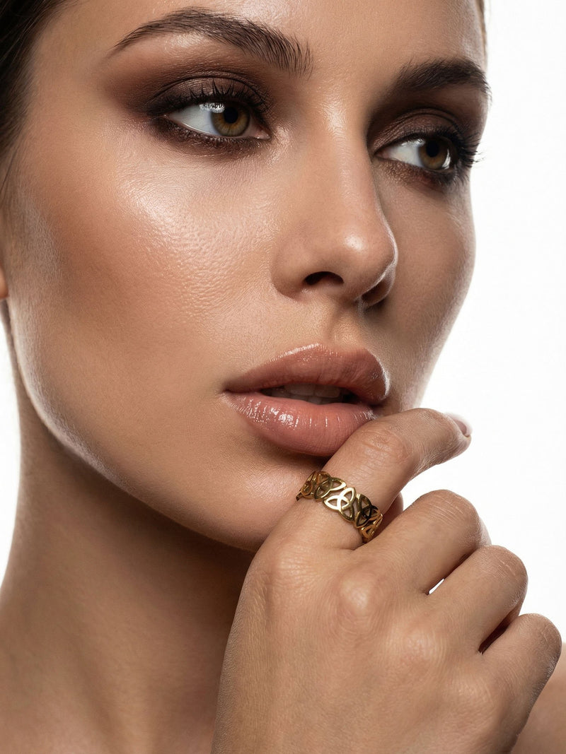 Sacred Knot Keltischer Ring Gold am Finger getragen