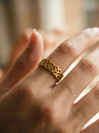 Sacred Knot Keltischer Ring Gold Handansicht Nahaufnahme