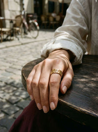 Sacred Knot Keltischer Ring Gold Lifestyle-Setting im Cafe