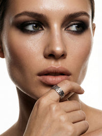 Sacred Knot Keltischer Ring Silber am Finger getragen
