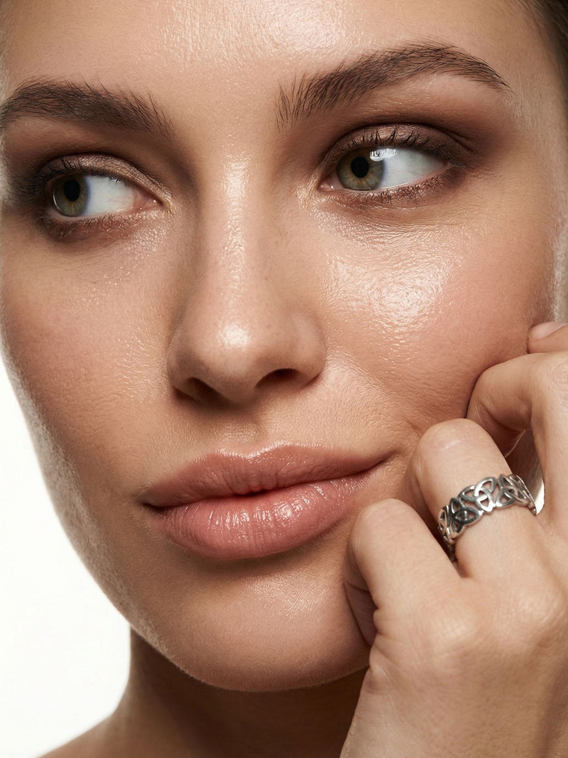 Sacred Knot Keltischer Ring Silber am Finger getragen