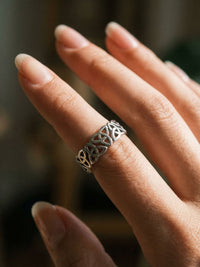 Sacred Knot Keltischer Ring Silber Handansicht Nahaufnahme