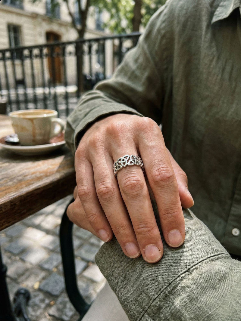 Sacred Knot Keltischer Ring Silber Lifestyle-Setting im Cafe