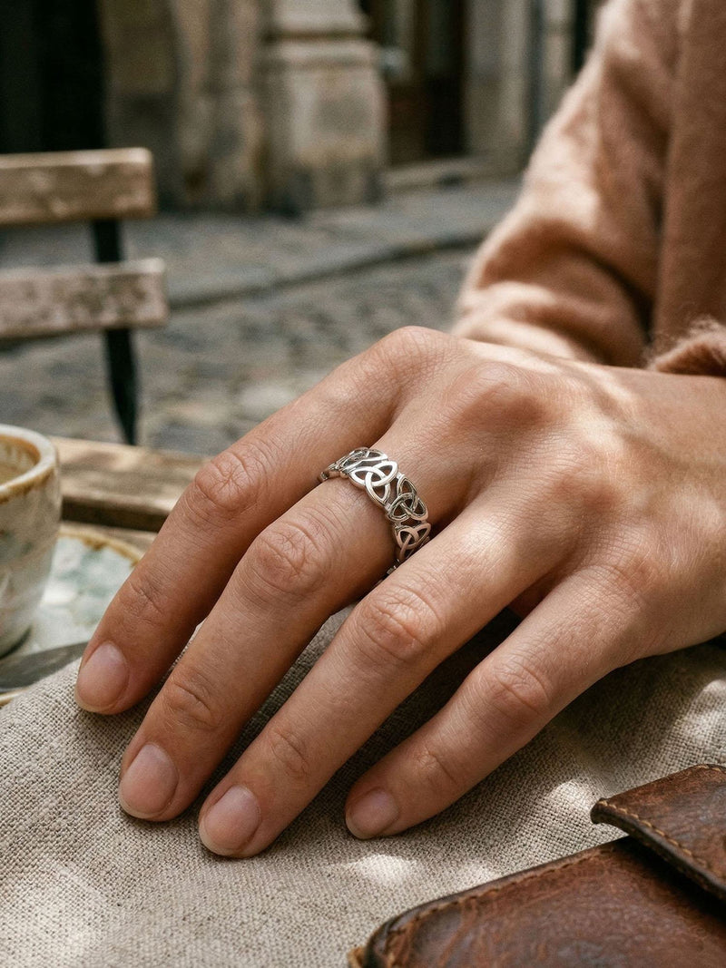 Sacred Knot Keltischer Ring Silber Lifestyle-Setting im Cafe