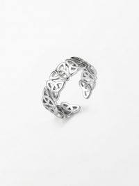 Sacred Knot Keltischer Ring Silber Produktbild auf weissem Hintergrund