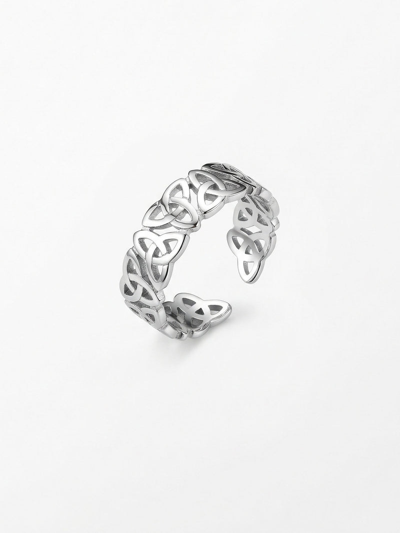Sacred Knot Keltischer Ring Silber Produktbild auf weissem Hintergrund